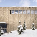 Comme la Fondation Opale est intimement liée à l'art aborigène, une œuvre typique de cet art sera désormais représentée sur la toute façade du centre.
